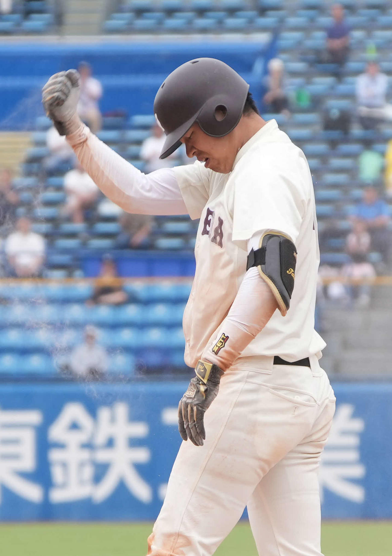早大対法大　8回表早大2死三塁、印出は遊撃に適時内野安打を放ちベンチに向かってガッツポーズ（撮影・小沢裕）