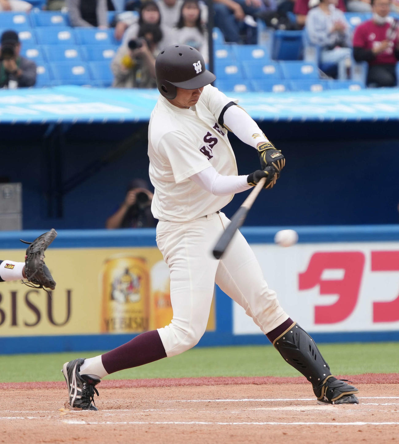 早大対法大　1回表早大1死二塁、印出は先制の右前適時打を放つ（撮影・小沢裕）