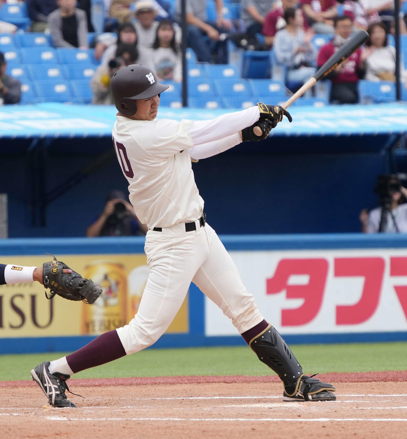 早大対法大　1回表早大1死二塁、印出は先制の右前適時打を放つ（撮影・小沢裕）