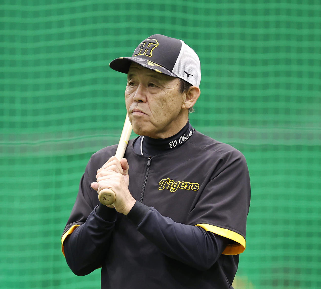 阪神対ヤクルト　練習を見守る阪神岡田監督（撮影・前田充）