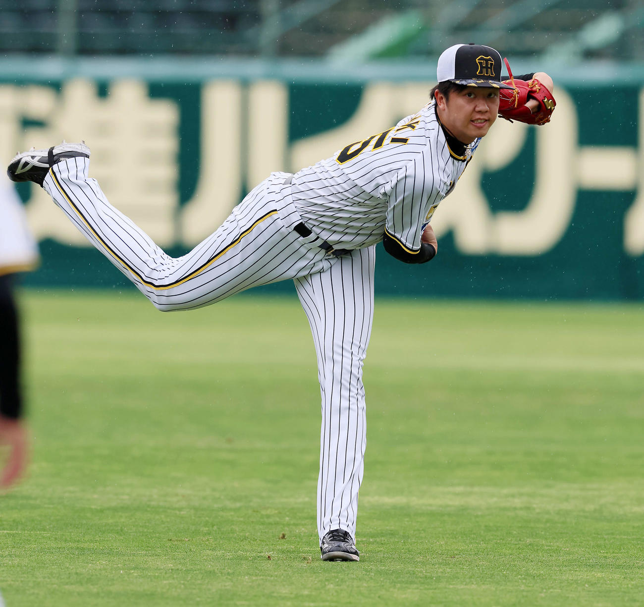 阪神対ヤクルト　練習でキャッチボールする才木（撮影・加藤哉）
