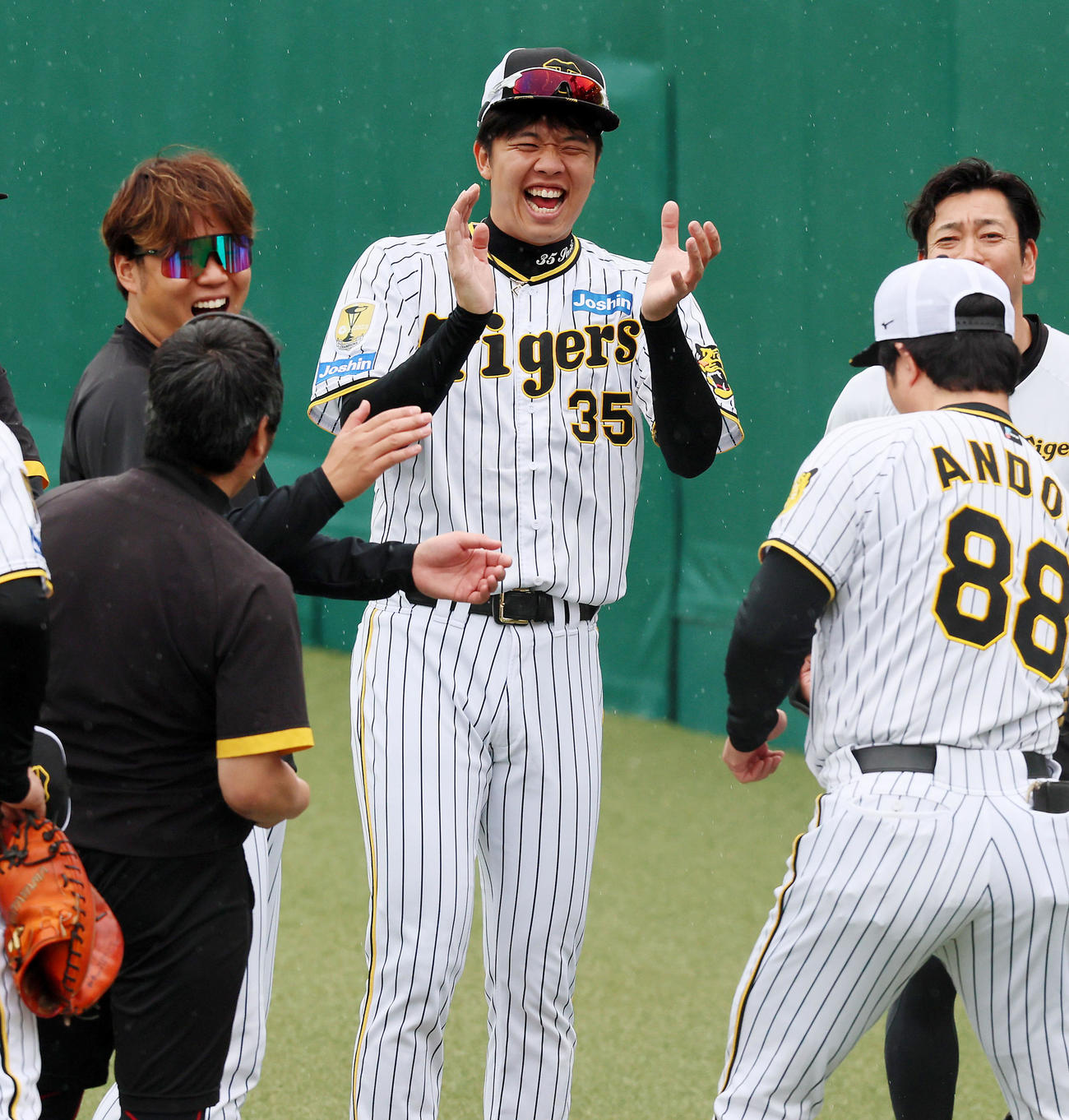 阪神対ヤクルト　練習で笑顔を見せる才木。左は西勇、右は安藤コーチ（撮影・加藤哉）