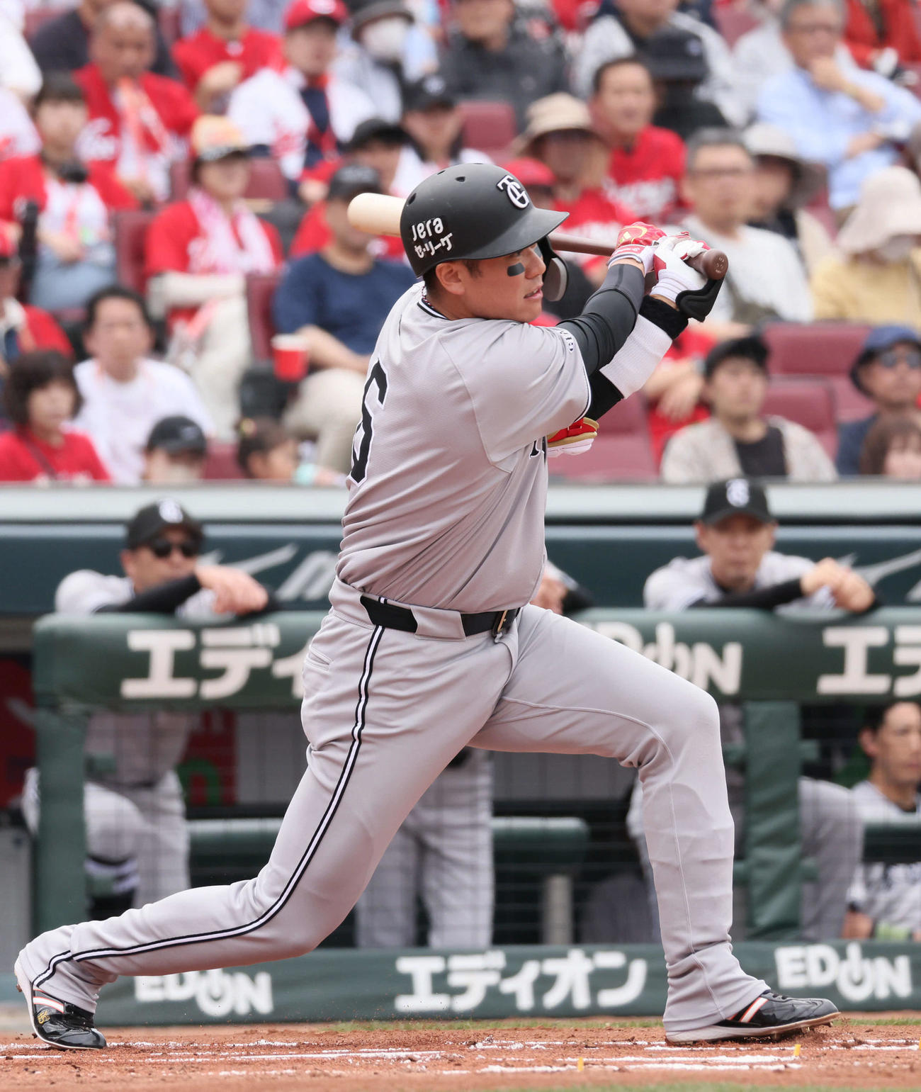 広島対巨人　1回表巨人2死一、二塁、坂本は先制中前適時打を放つ（撮影・加藤孝規）