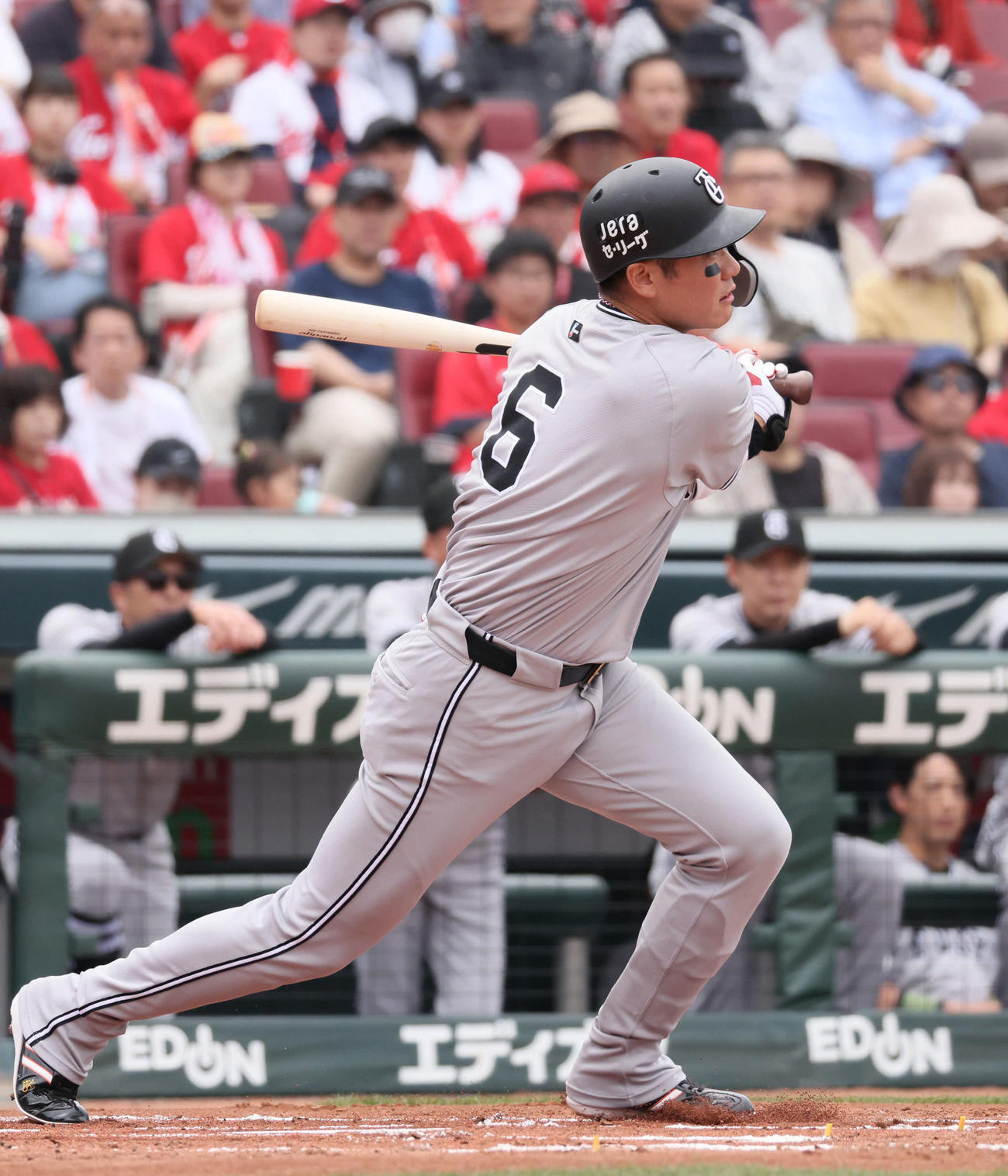 広島対巨人　1回表巨人2死一、二塁、坂本は先制中前適時打を放つ（撮影・加藤孝規）