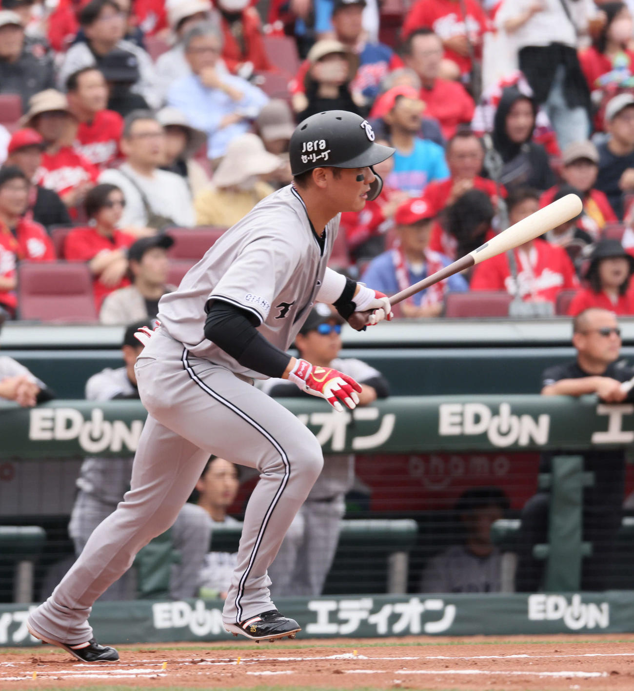 広島対巨人　1回表巨人2死一、二塁、坂本は先制中前適時打を放つ（撮影・加藤孝規）