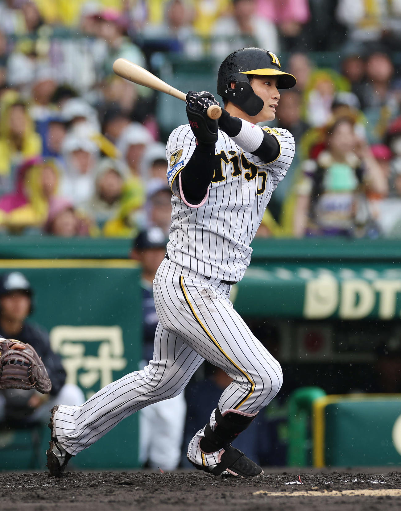 阪神対ヤクルト　2回裏阪神1死三塁、右犠飛を放つ木浪（撮影・前田充）