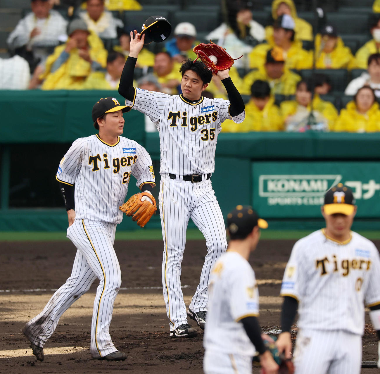阪神対ヤクルト　5回表、前の回に勝ち越しの押し出し四球を選んだ才木は攻守交代でマウンドへ向かうとスタンドからの声援に手をあげて応えた（撮影・加藤哉）
