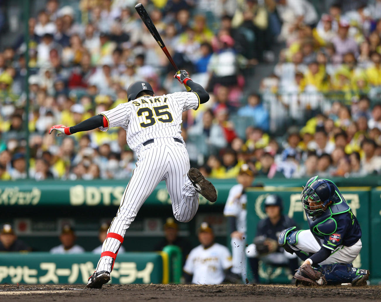 阪神対ヤクルト　4回裏阪神無死満塁、才木は押し出し四球を選ぶ（撮影・上山淳一）