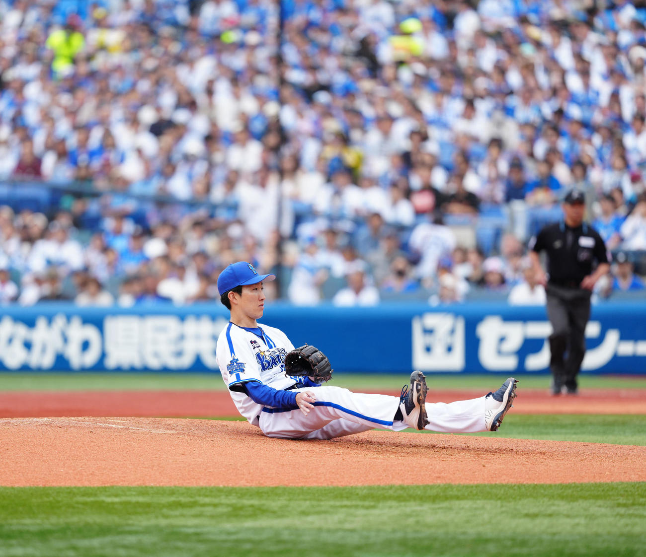 DeNA対中日　5回表中日無死、三ゴロで加藤匠の折れたバットを避け、倒れ込む大貫（撮影・江口和貴）