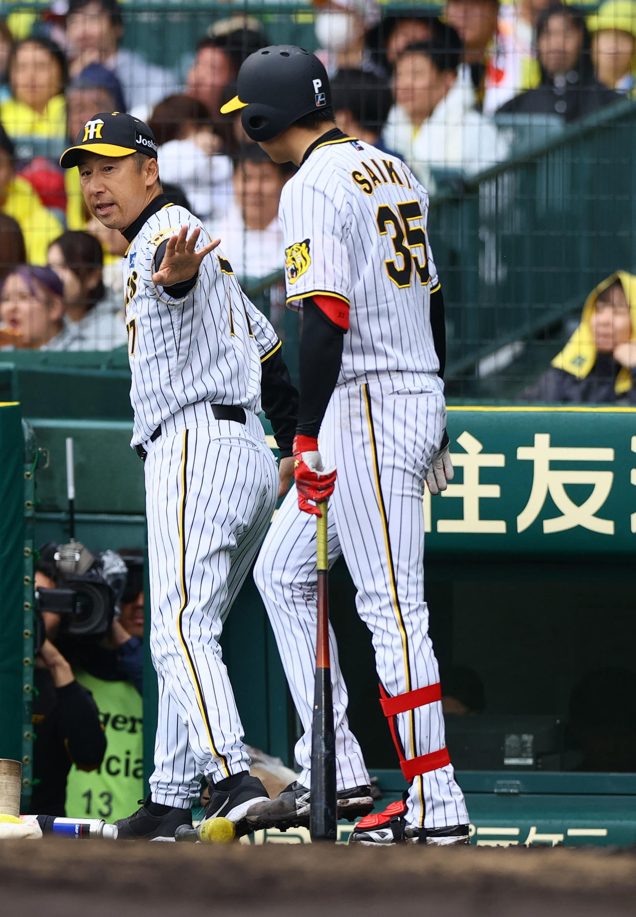 阪神対ヤクルト　4回裏阪神無死満塁、才木は打席に向かう前に今岡打撃コーチの話から指示を受ける（撮影・上山淳一）