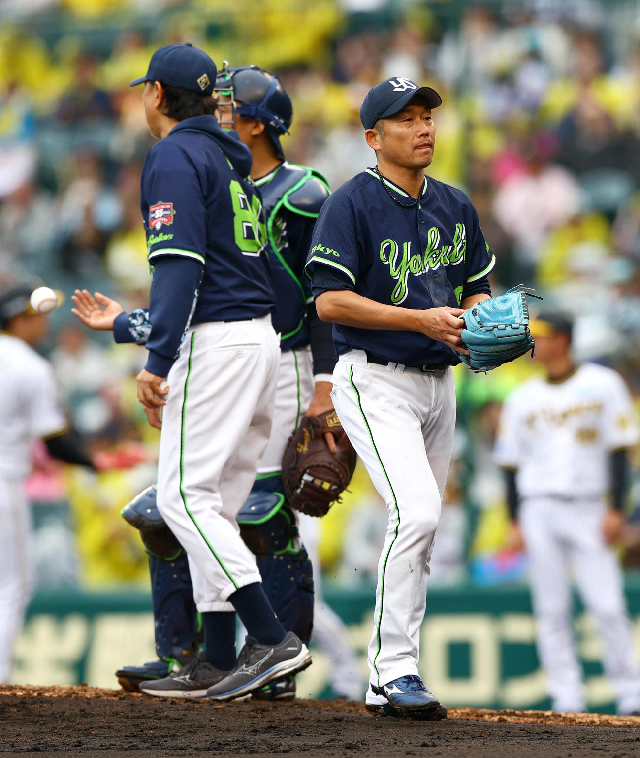 阪神対ヤクルト　ヤクルト先発の石川（手前）は4回途中4失点で降板する（撮影・上山淳一）
