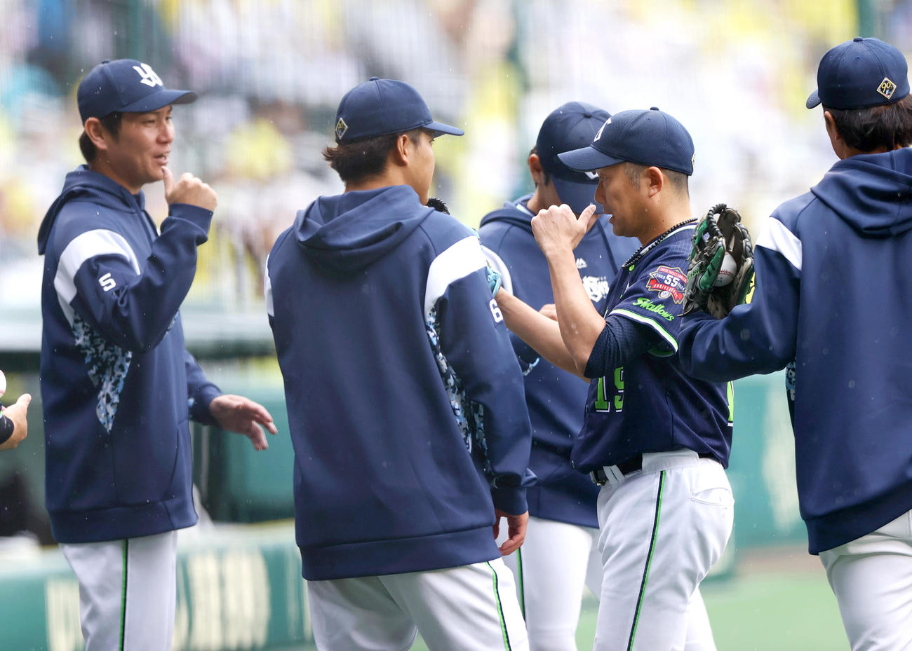 阪神対ヤクルト　ヤクルト先発の石川（右から2人目）初回の投球を終えベンチへ引き揚げる（撮影・上山淳一）