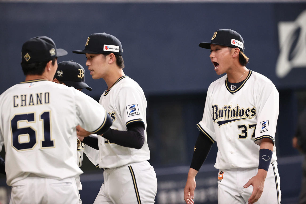 オリックス対楽天　6回表楽天2死一塁、打者島内を迎え交代を告げられた斎藤（右から2人目）は石川（右）らの出迎えを受けベンチに戻る（撮影・西尾就之）