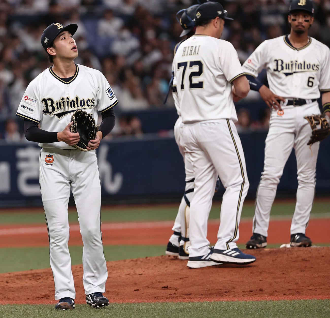 オリックス対楽天　6回表楽天2死一塁、打者島内を迎え交代を告げられた斎藤は番地へ戻る（撮影・西尾就之）