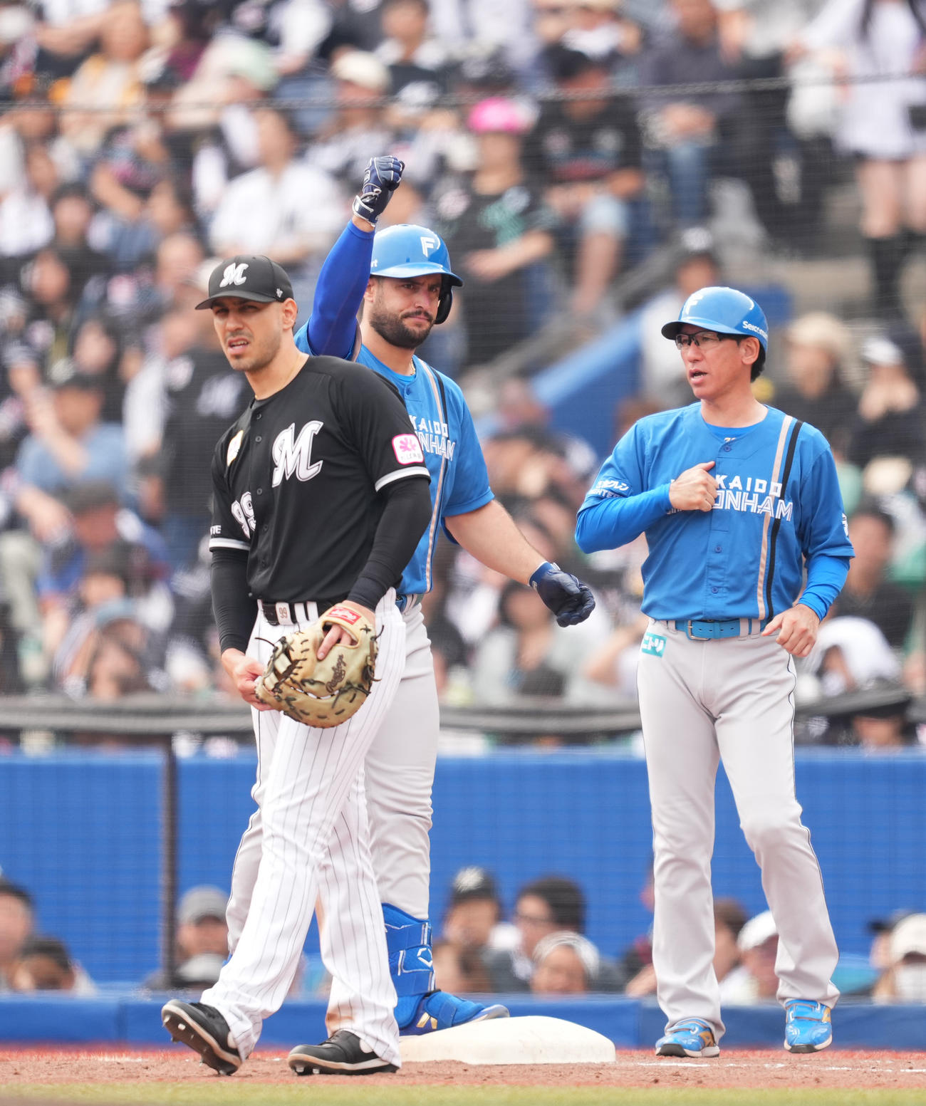 ロッテ対日本ハム　4回表日本ハム1死二塁、右前に適時打を放ち、ポーズをとるマルティネス（中央）＝（撮影・菅敏）