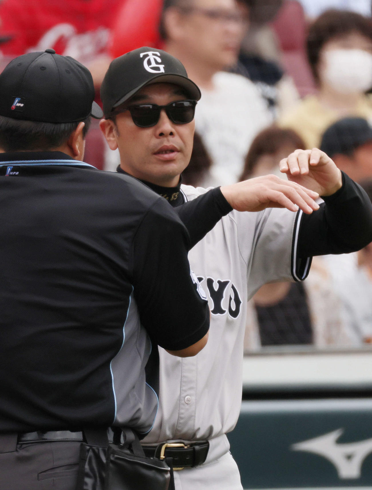 広島対巨人　7回表終了時、交代を告げる阿部監督（撮影・加藤孝規）