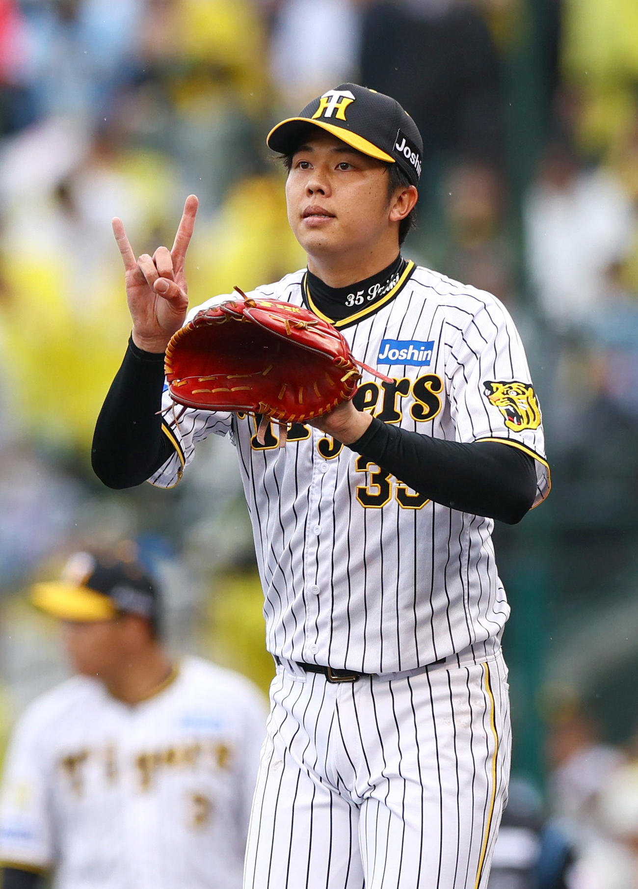 阪神対ヤクルト　6回表ヤクルト1死、才木は山田を空振り三振に仕留めツーアウトポーズ（撮影・上山淳一）