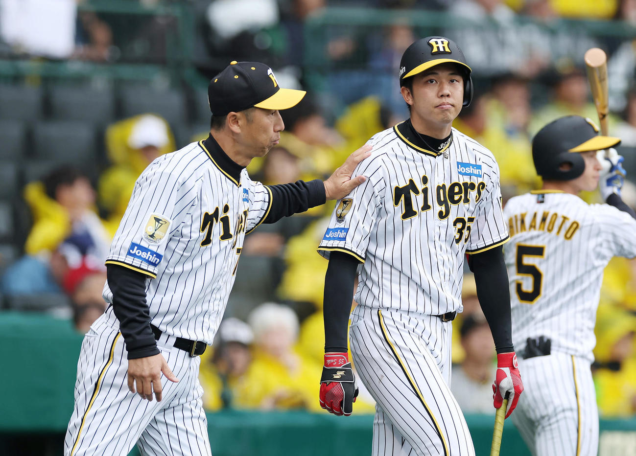 阪神対ヤクルト　4回裏阪神無死満塁、打席に向かう才木（右）に言葉を掛ける今岡打撃コーチ（撮影・前田充）