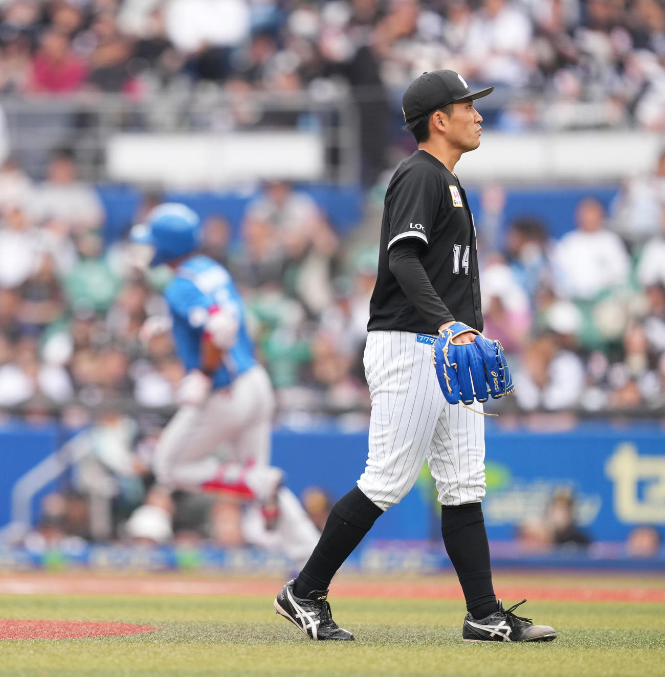 ロッテ対日本ハム　7回表日本ハム1死、野村（後方）にソロ本塁打を打たれ、肩を落とす小島（撮影・菅敏）