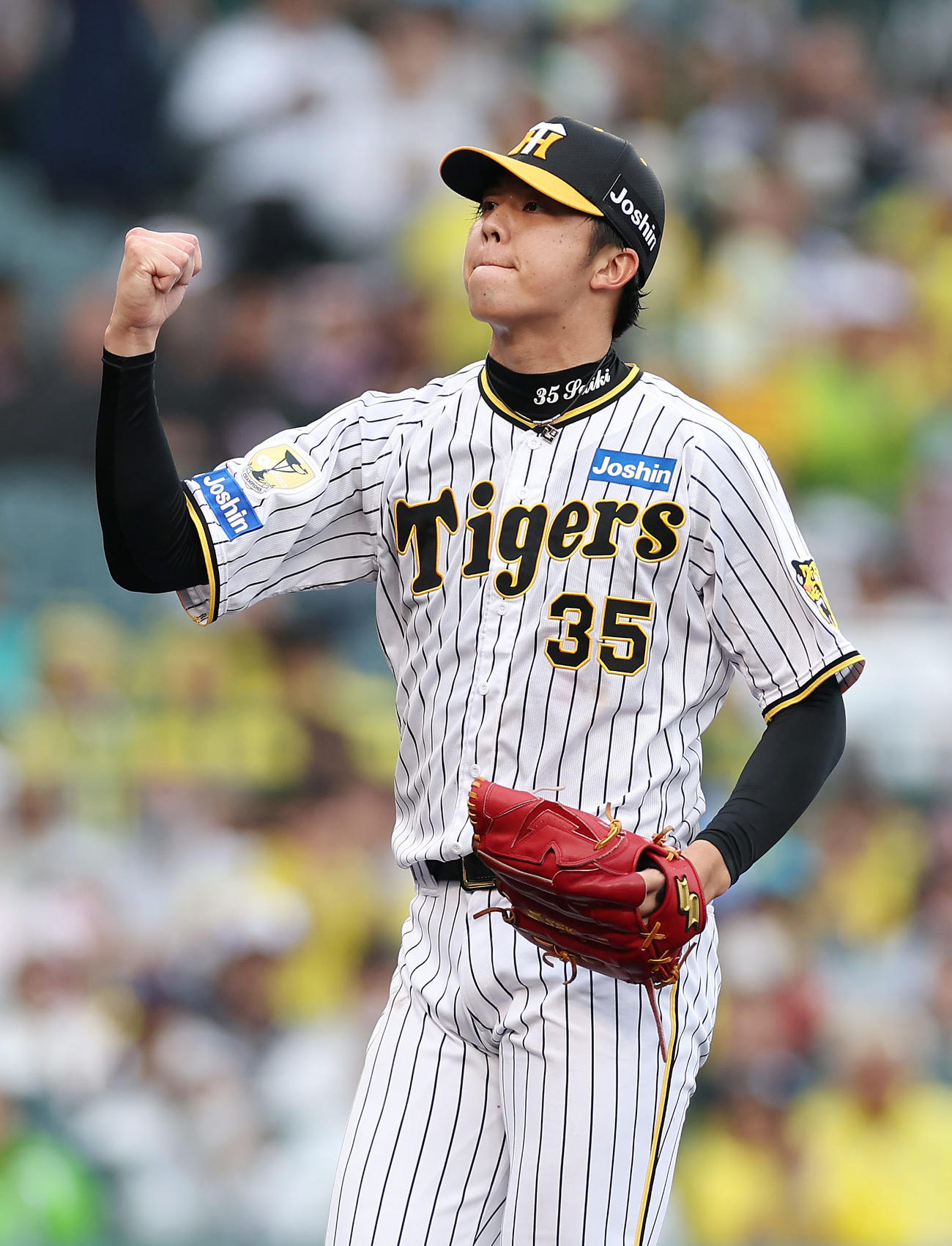 阪神対ヤクルト　5回表ヤクルト2死一、二塁、サンタナを見逃し三振に仕留め、ガッツポーズする才木（撮影・前田充）