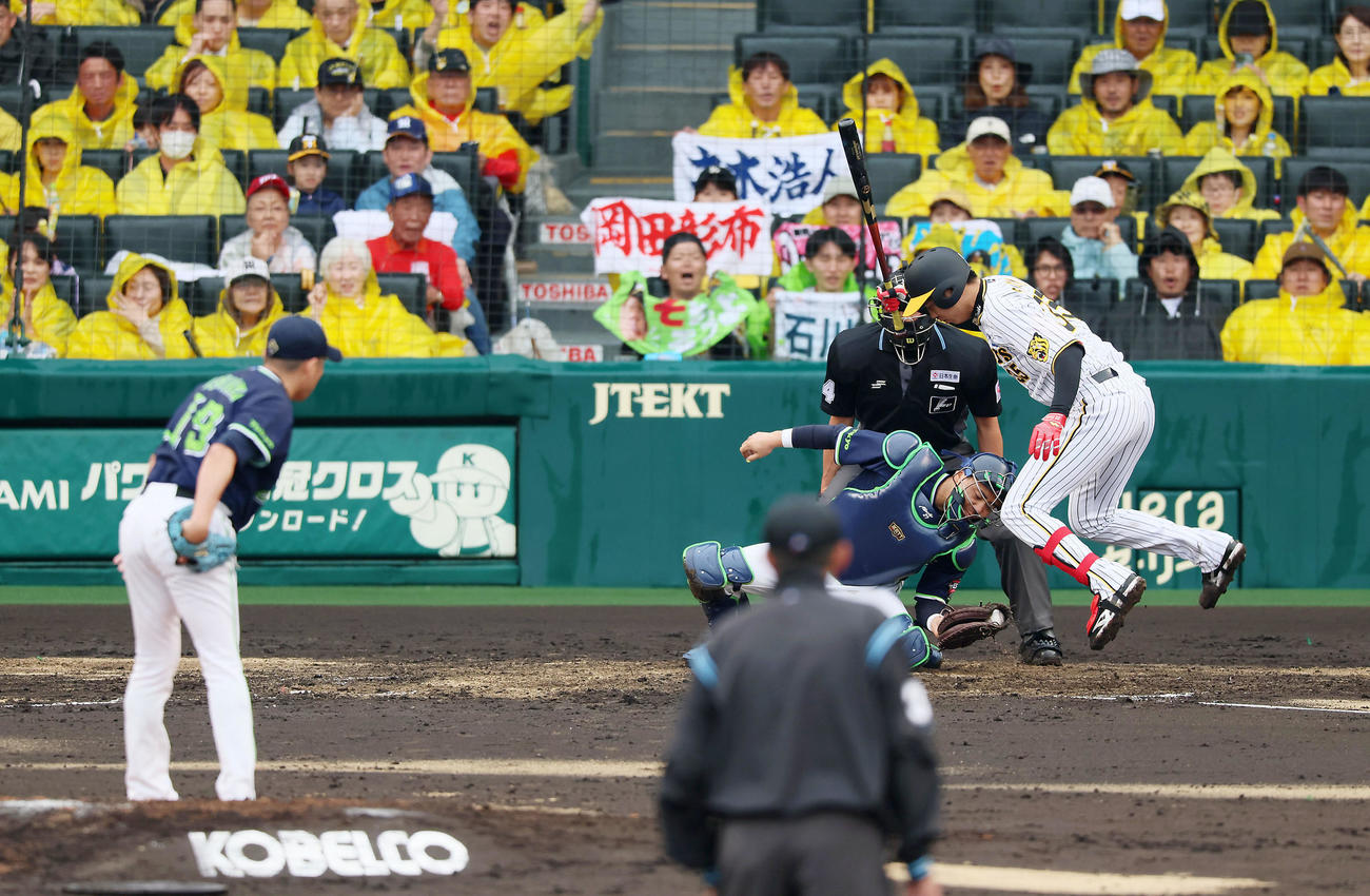 阪神対ヤクルト　4回裏阪神無死満塁、才木は四球を選び押し出しとなる。投手は石川（撮影・加藤哉）