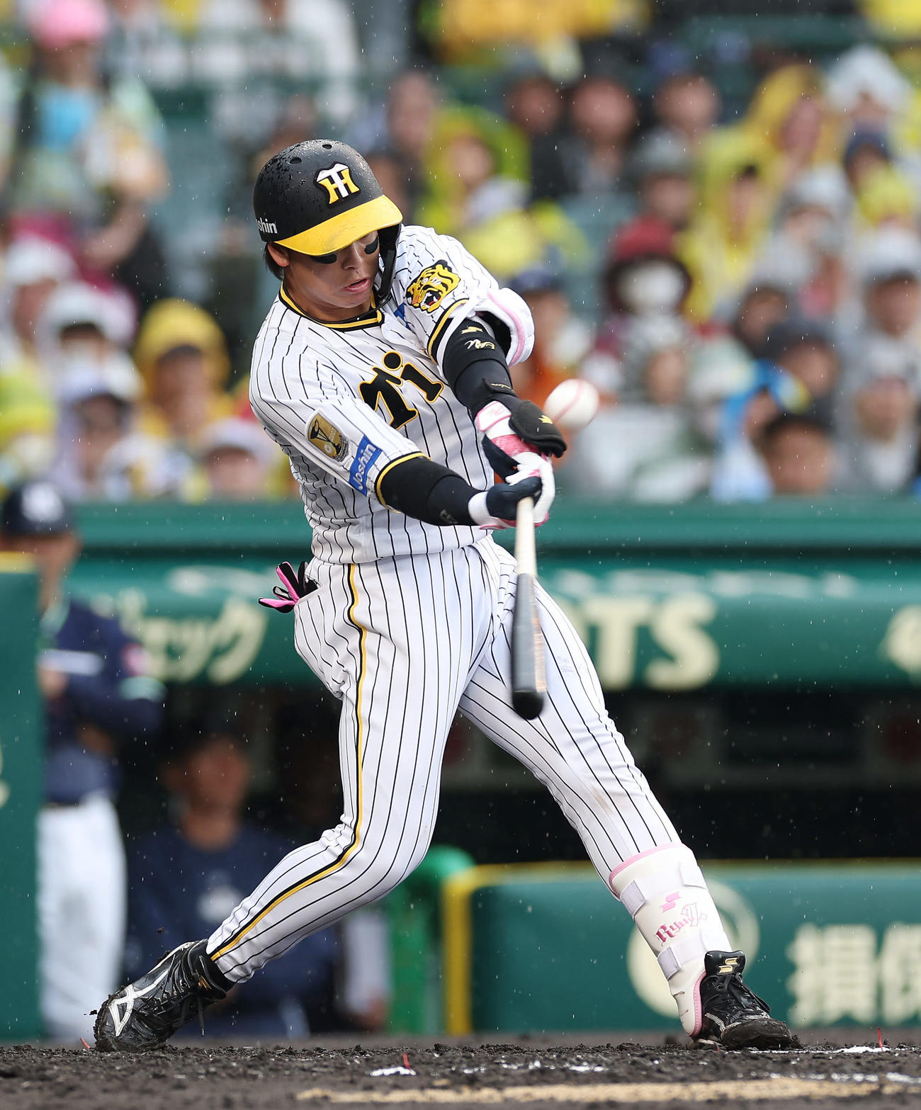 阪神対ヤクルト　2回裏阪神無死二、三塁、右犠飛を放つ梅野（撮影・前田充）