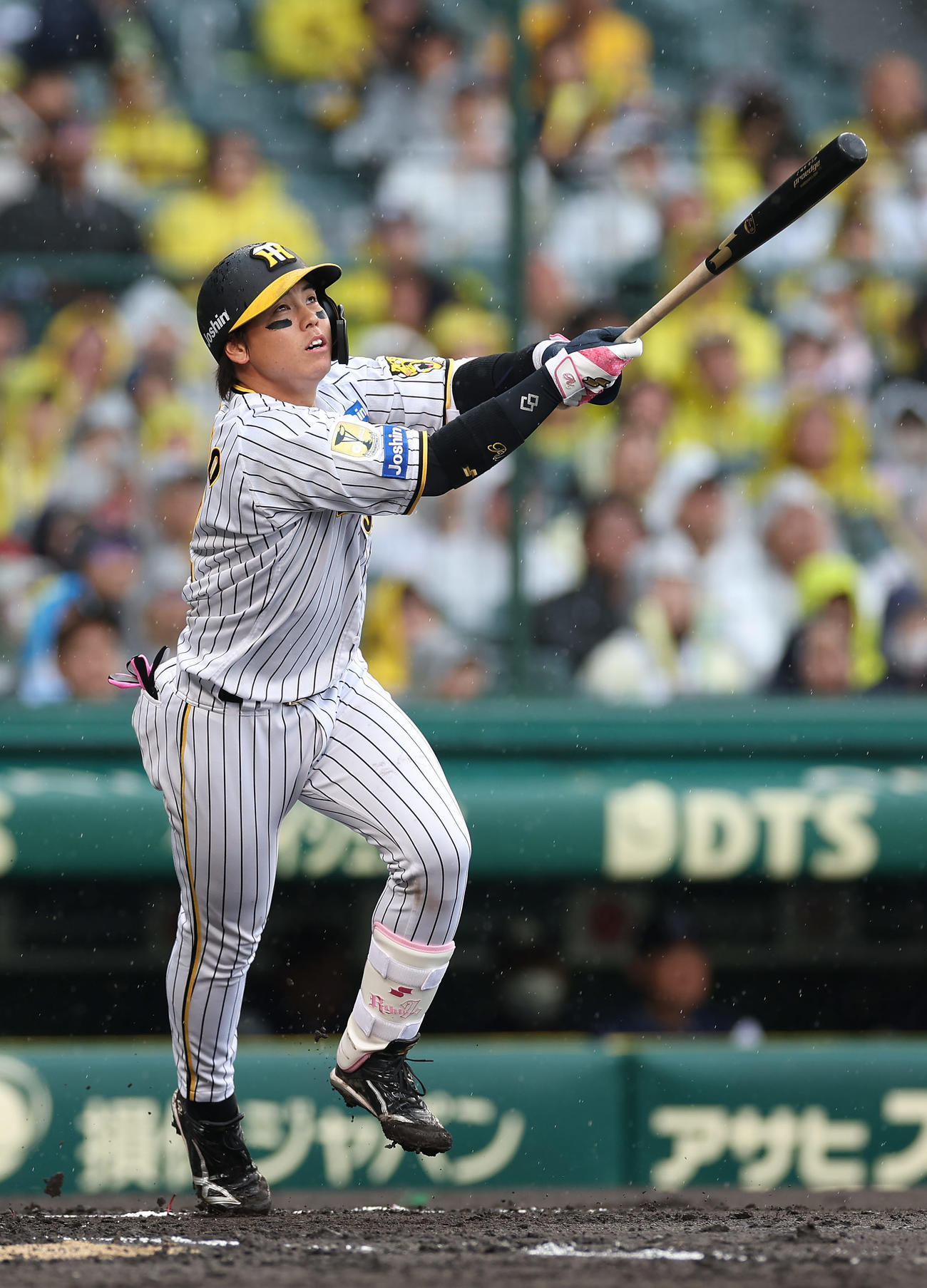 阪神対ヤクルト　2回裏阪神無死二、三塁、右犠飛を放つ梅野（撮影・前田充）