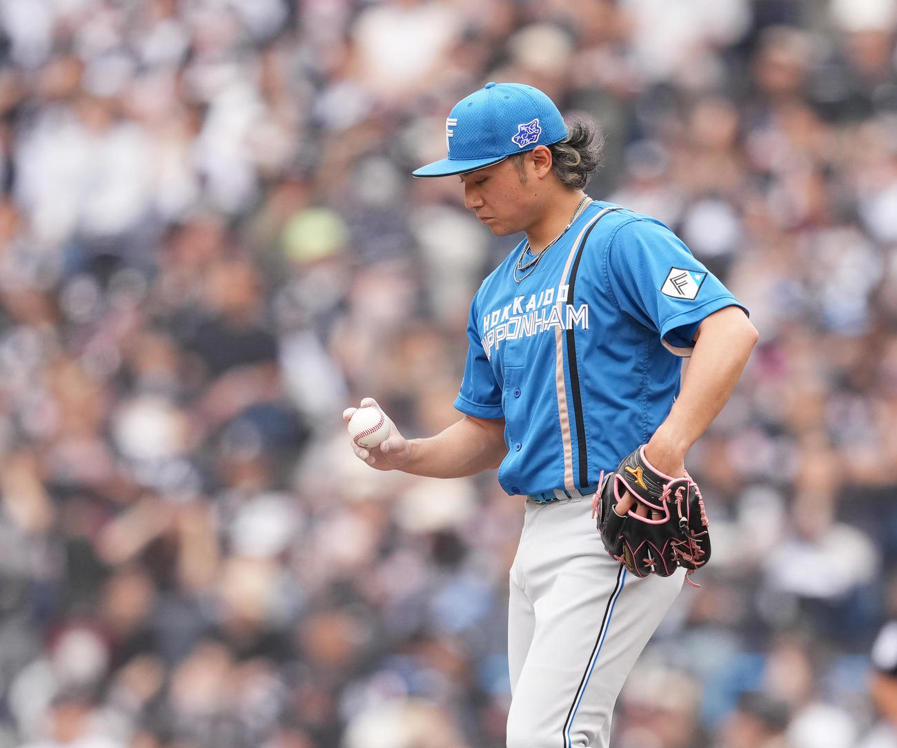 ロッテ対日本ハム　2回、投球の合間に浮かない表情を見せる日本ハム先発の伊藤（撮影・菅敏）