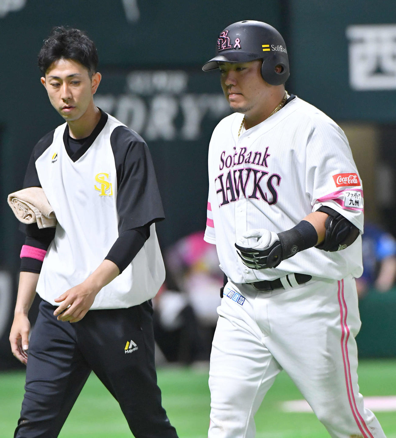 ソフトバンク対西武　9回裏ソフトバンク1死二塁、左手に死球を受け、トレーナーとベンチへ戻る山川（撮影・岩下翔太）