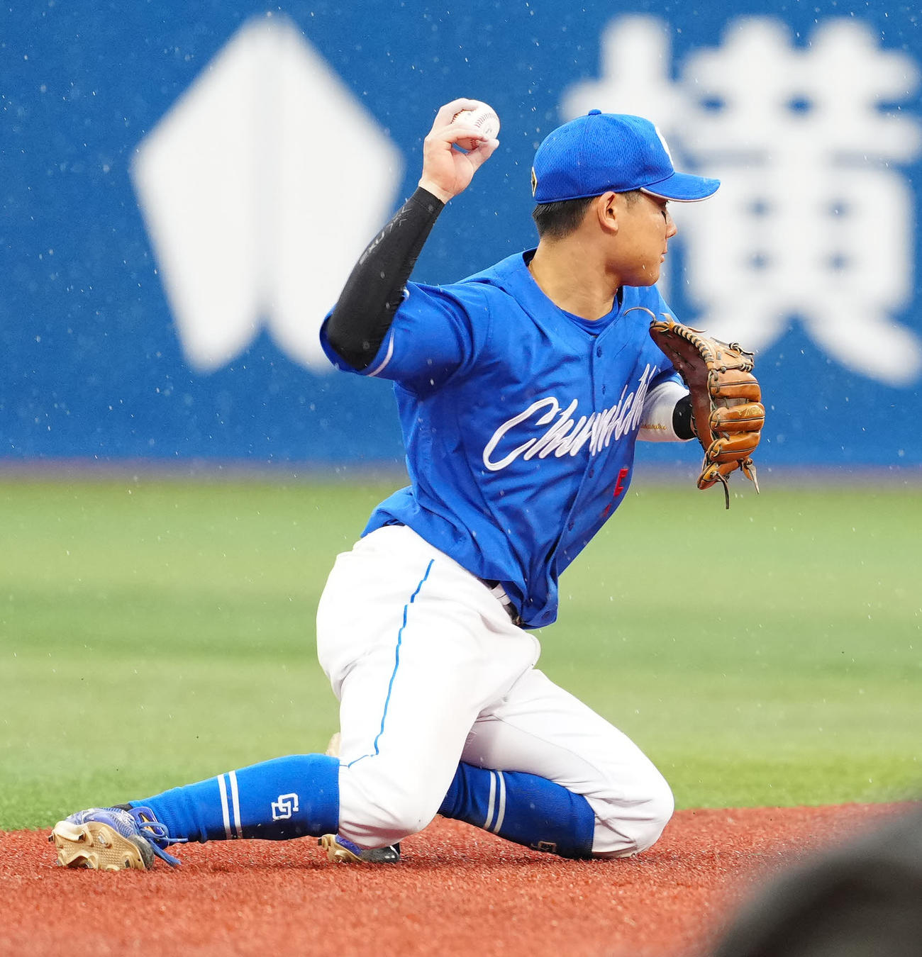 DeNA対中日　8回裏DeNA1死一、二塁、併殺となった大和の打球を処理し二塁へ送球する三塁手村松（撮影・江口和貴）