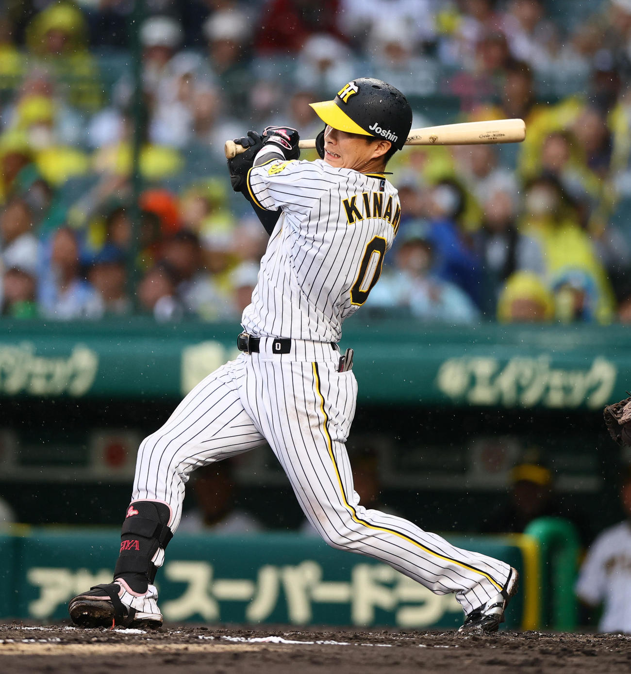 阪神対ヤクルト　8回裏阪神無死満塁、木浪聖也は中越え2点適時二塁打を放つ（撮影・上山淳一）