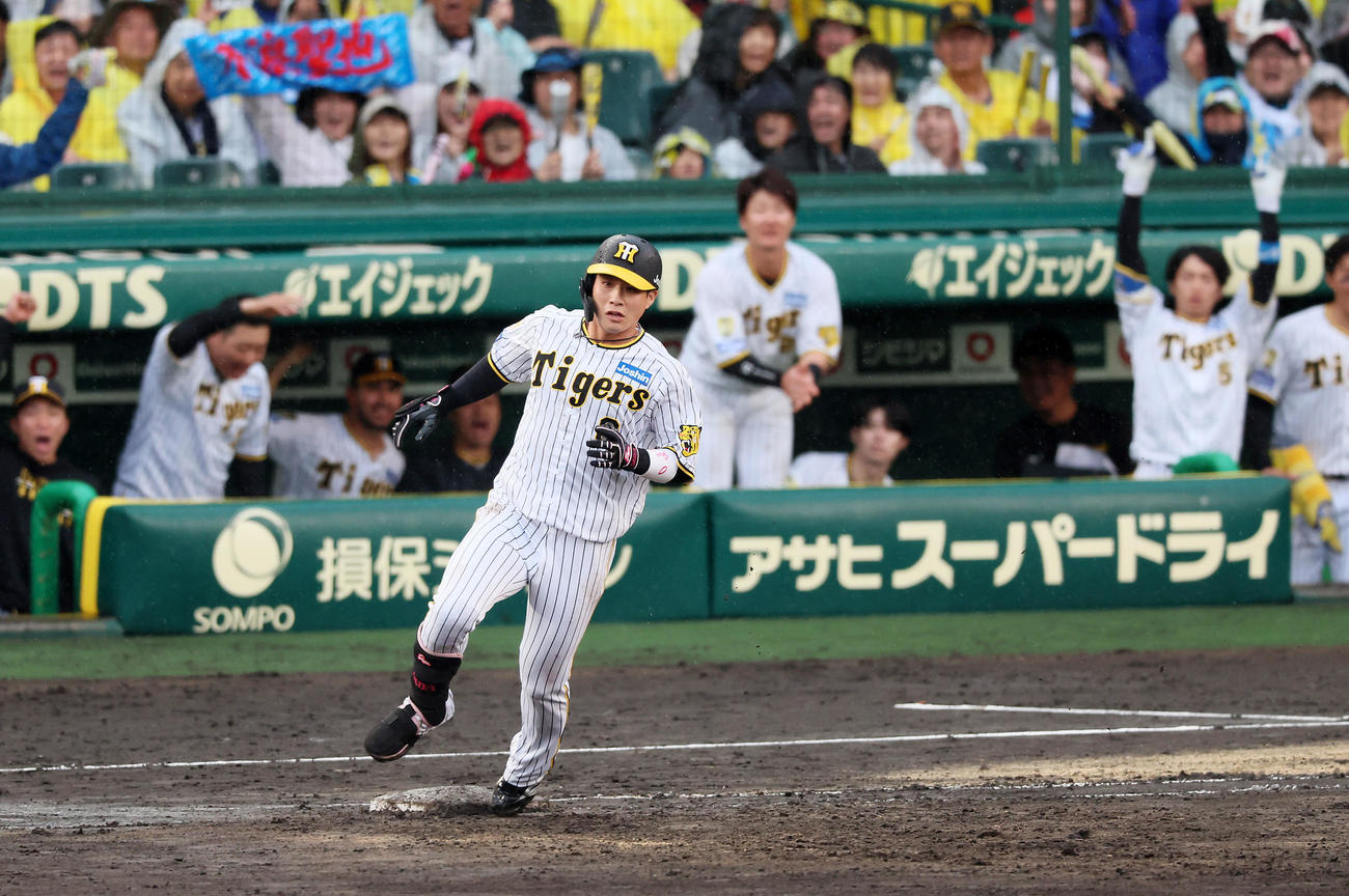 阪神対ヤクルト　8回表裏阪神無死満塁、木浪は中越え2点適時二塁打を放つ（撮影・加藤哉）