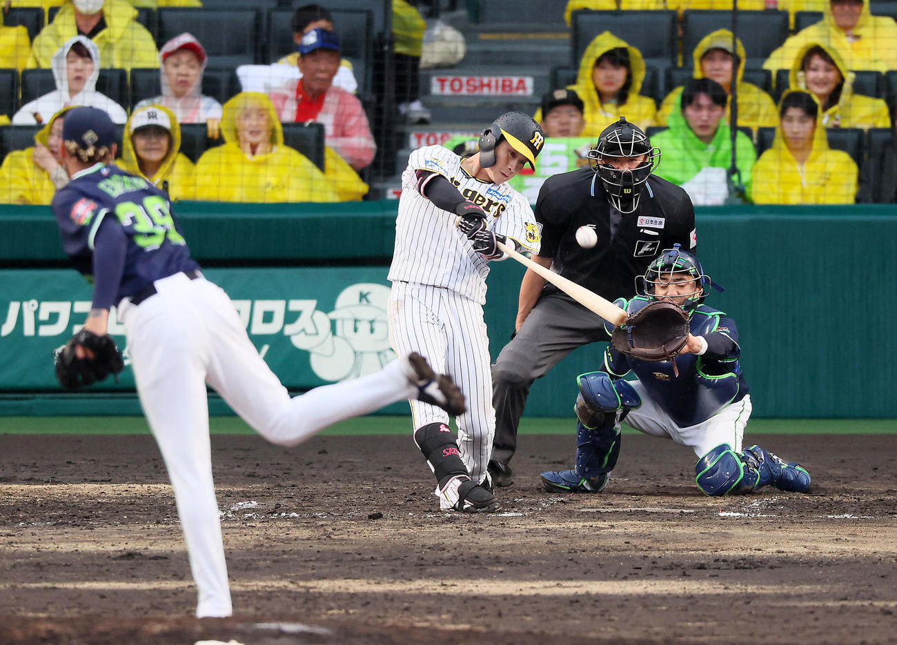 阪神対ヤクルト　8回表裏阪神無死満塁、木浪は中越え2点適時二塁打を放つ。投手はエスパーダ（撮影・加藤哉）