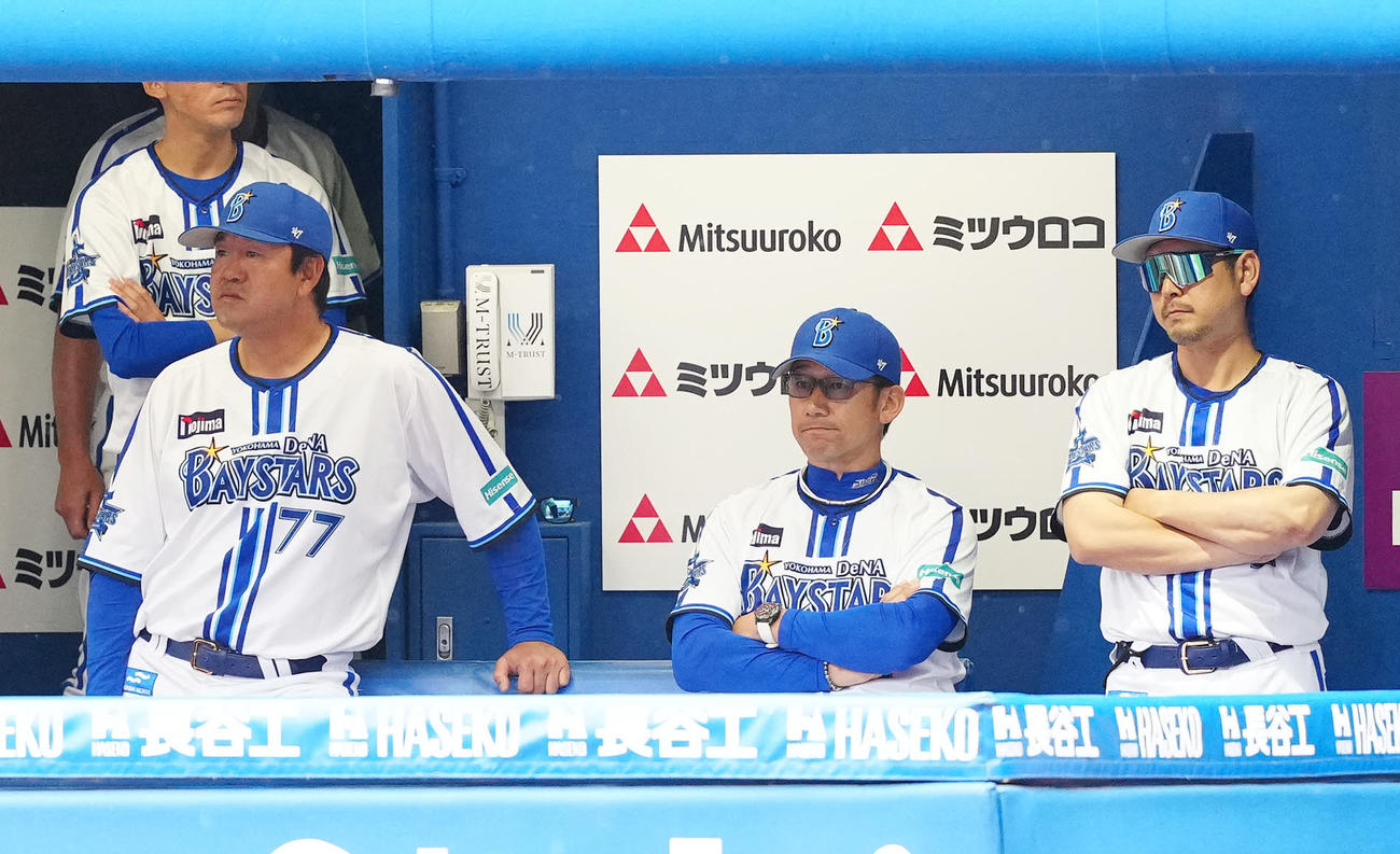 DeNA対中日　6回裏、ベンチで厳しい表情のDeNA三浦監督（中央）（撮影・江口和貴）