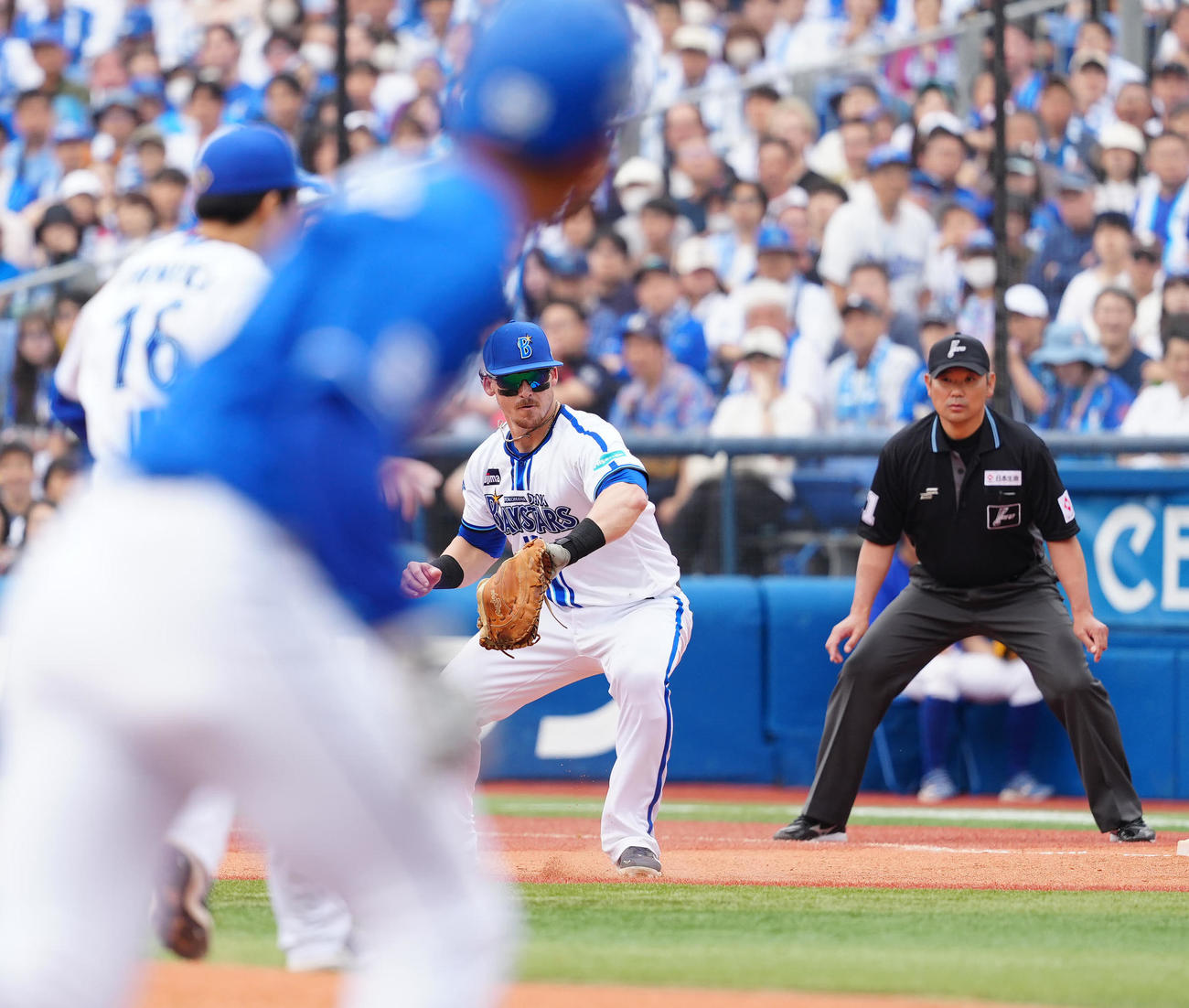 DeNA対中日　4回表中日無死一、三塁、板山の打球を一塁手オースティンが処理し本塁へ送球するも野手選択ミスで1点を許す（撮影・江口和貴）