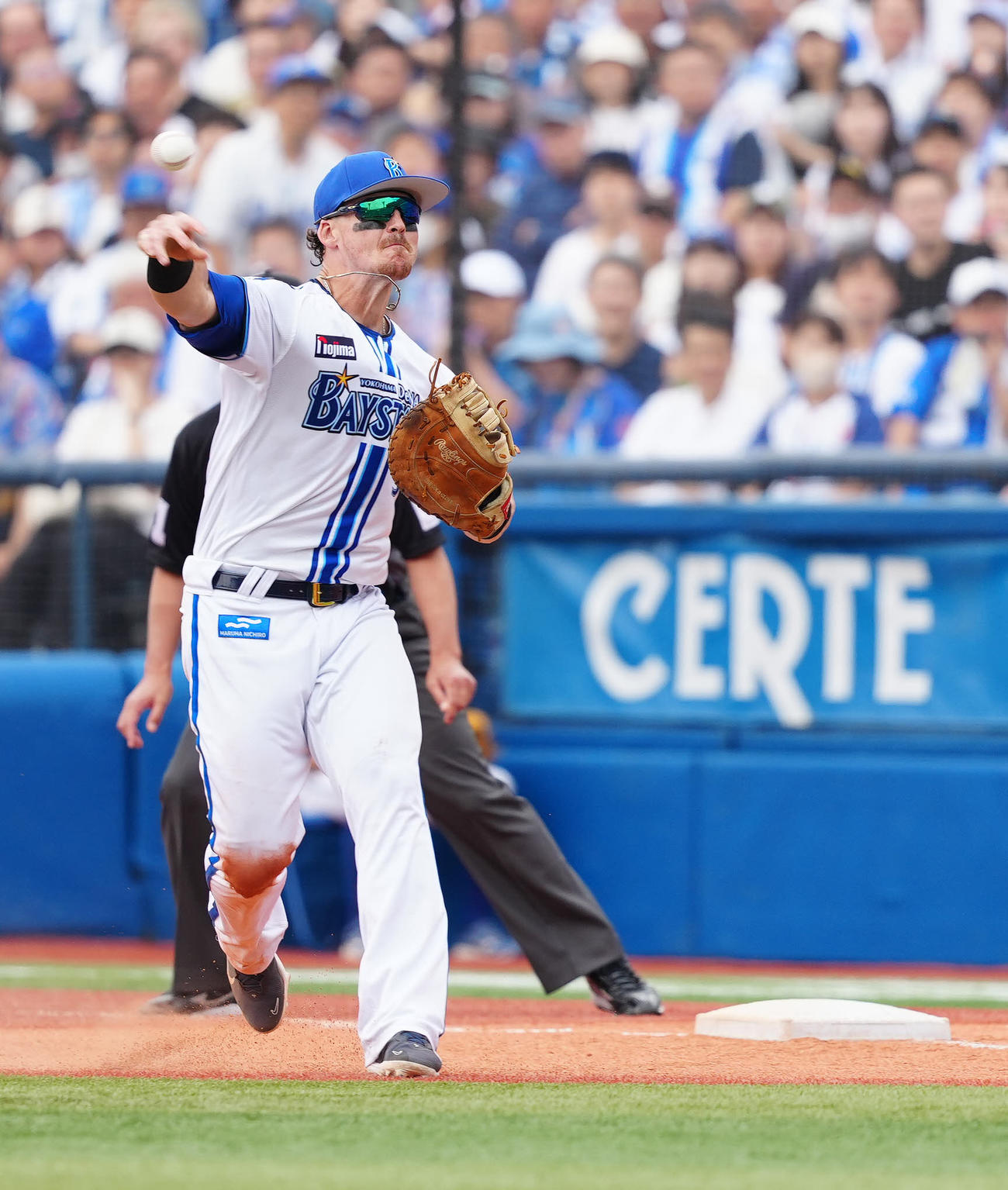 DeNA対中日　4回表中日無死一、三塁、板山の打球を一塁手オースティンが処理し本塁へ送球するも野手選択ミスで1点を許す（撮影・江口和貴）
