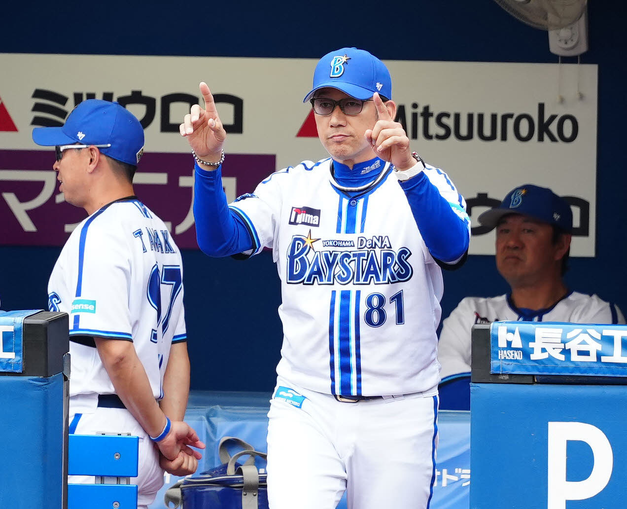 DeNA対中日　4回表、リクエストするDeNA三浦監督（撮影・江口和貴）