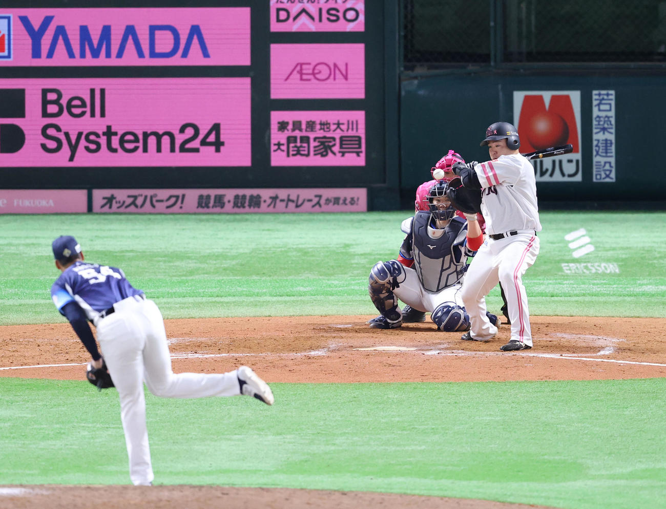 ソフトバンク対西武　9回裏ソフトバンク1死二塁、山川は死球を受け痛そうな表情（撮影・梅根麻紀）