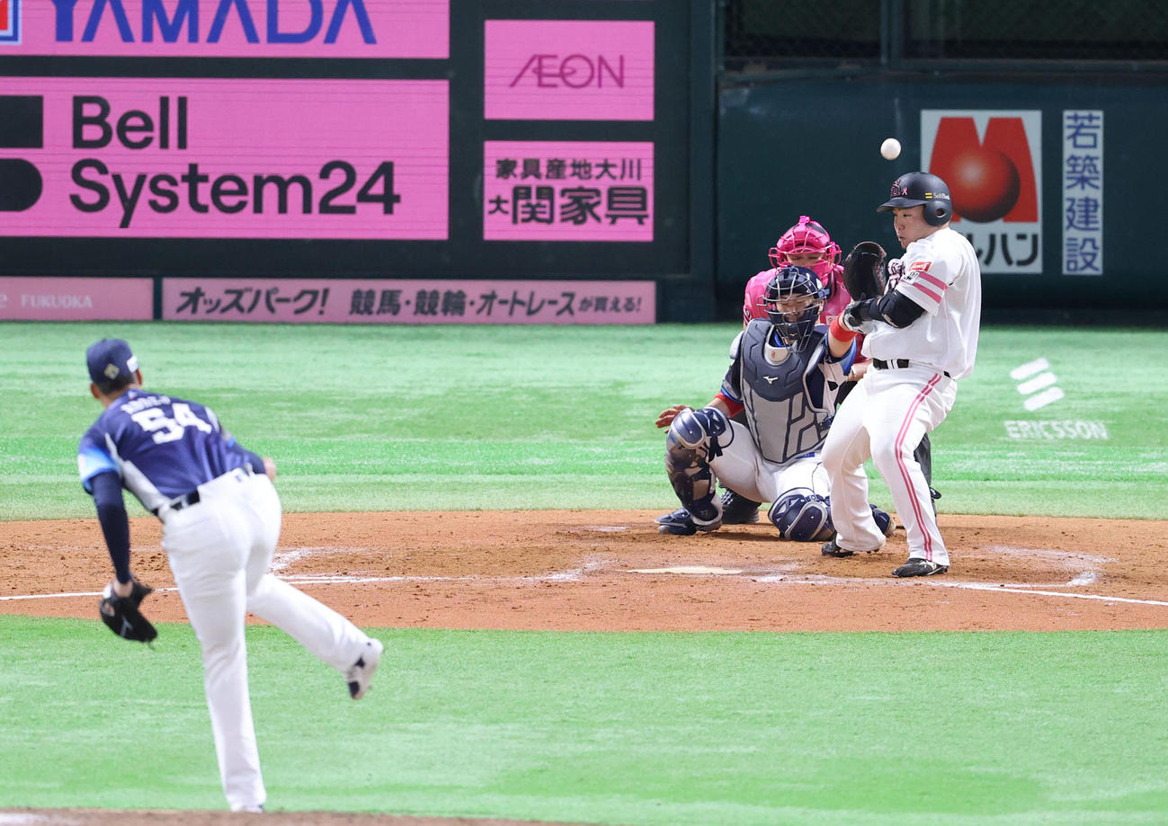 ソフトバンク対西武　9回裏ソフトバンク1死二塁、山川は死球を受け痛そうな表情（撮影・梅根麻紀）