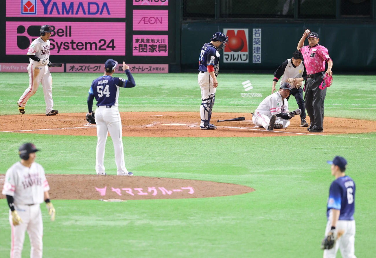 ソフトバンク対西武　9回裏ソフトバンク1死二塁、山川は死球を受け痛そうな表情（撮影・梅根麻紀）
