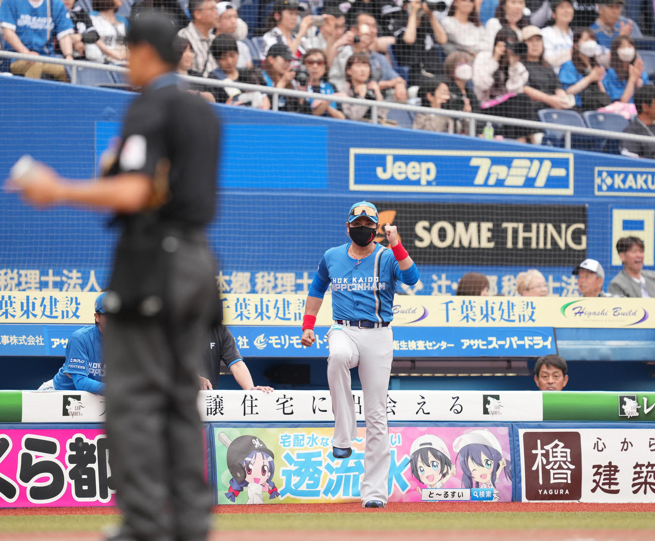ロッテ対日本ハム　8回表、代走を球審に伝える日本ハム新庄監督（撮影・菅敏）