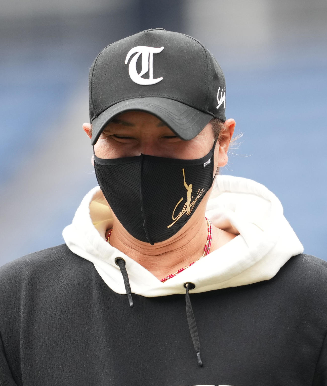 ロッテ対日本ハム　試合前、赤いネックレスをつけ、笑顔を見せる日本ハム新庄監督（撮影・菅敏）