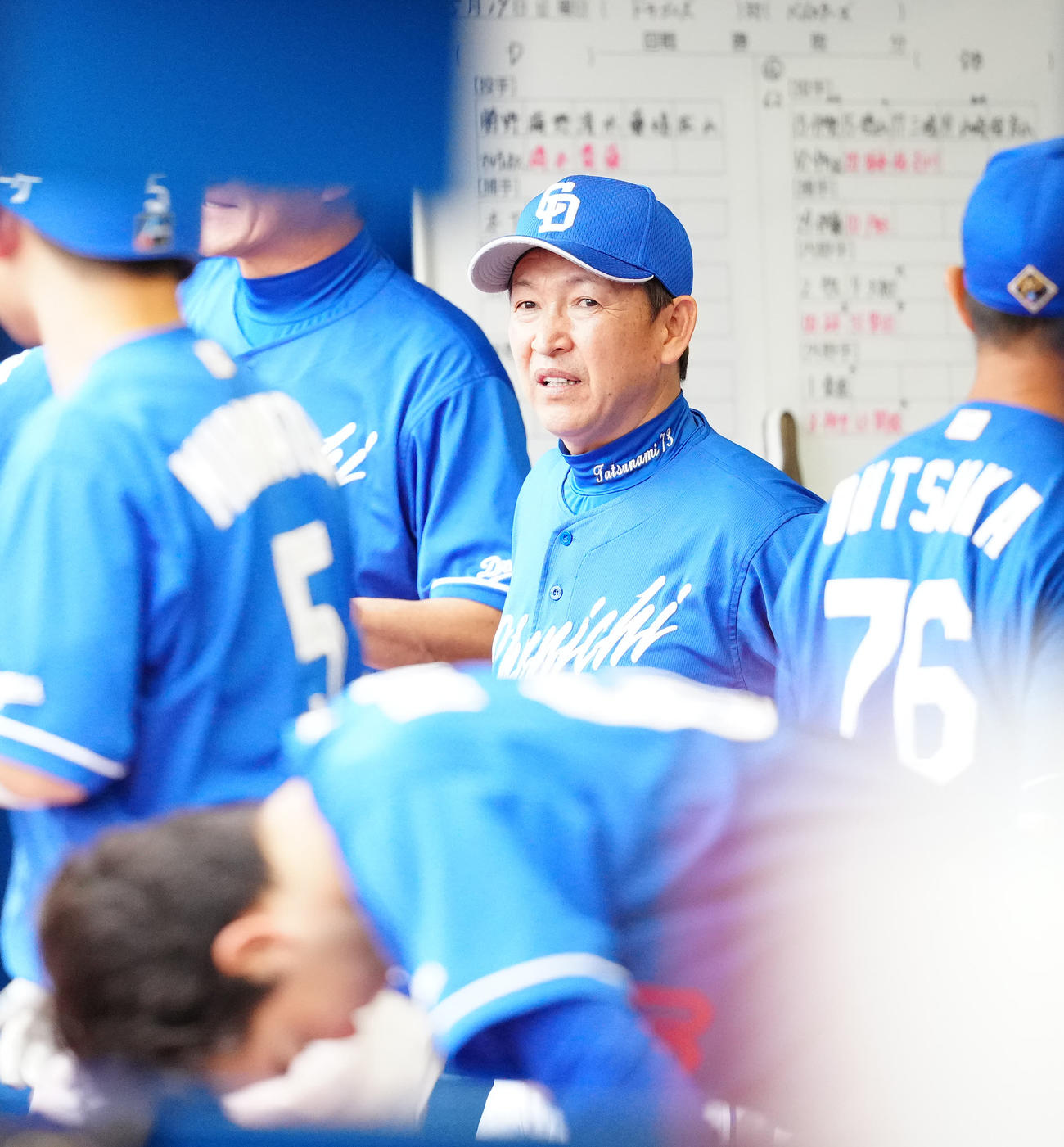 DeNA対中日　6回表、ベンチから戦況を見つめる中日立浪監督（撮影・江口和貴）