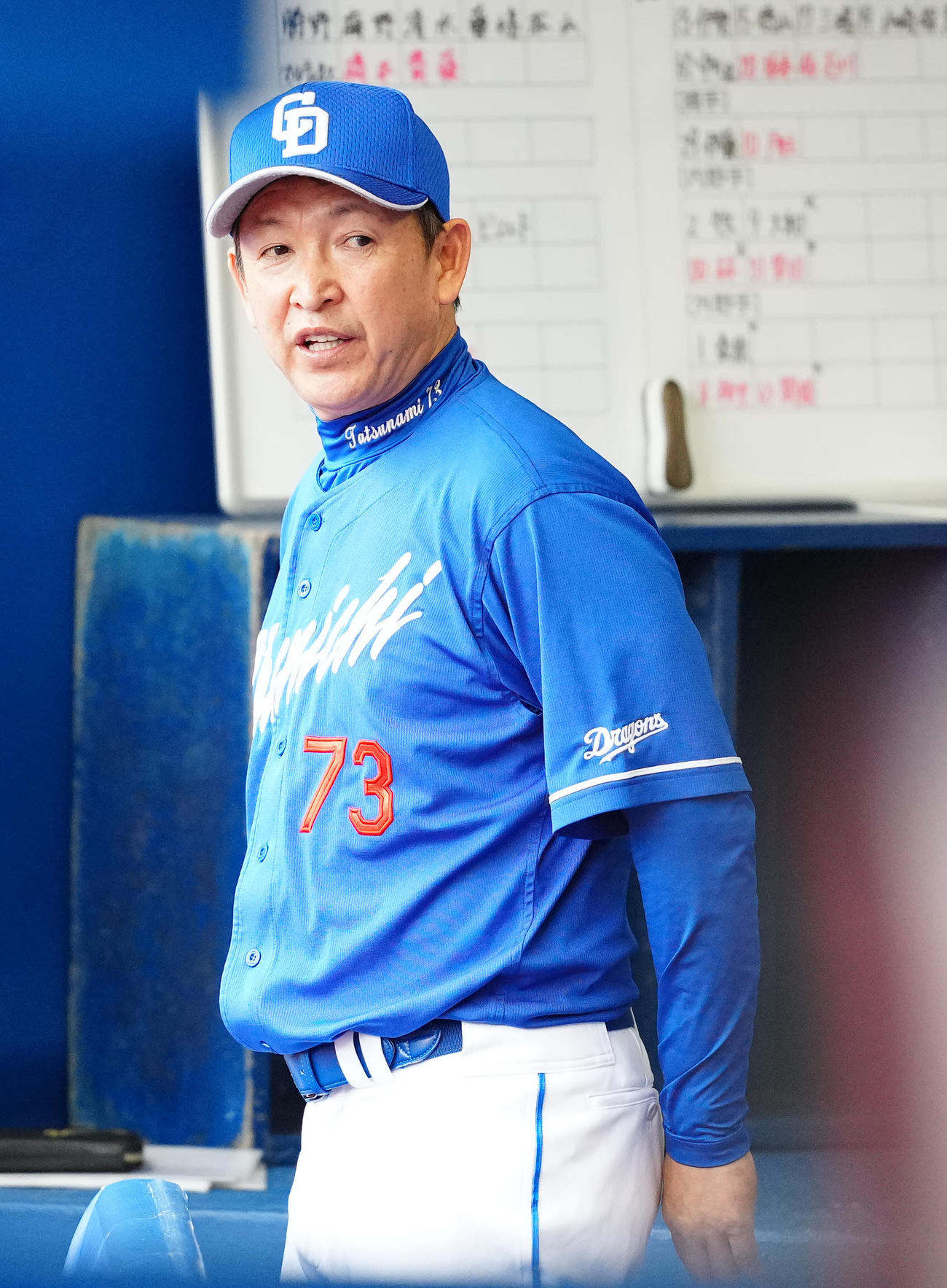 DeNA対中日　6回表、ベンチから戦況を見つめる中日立浪監督（撮影・江口和貴）
