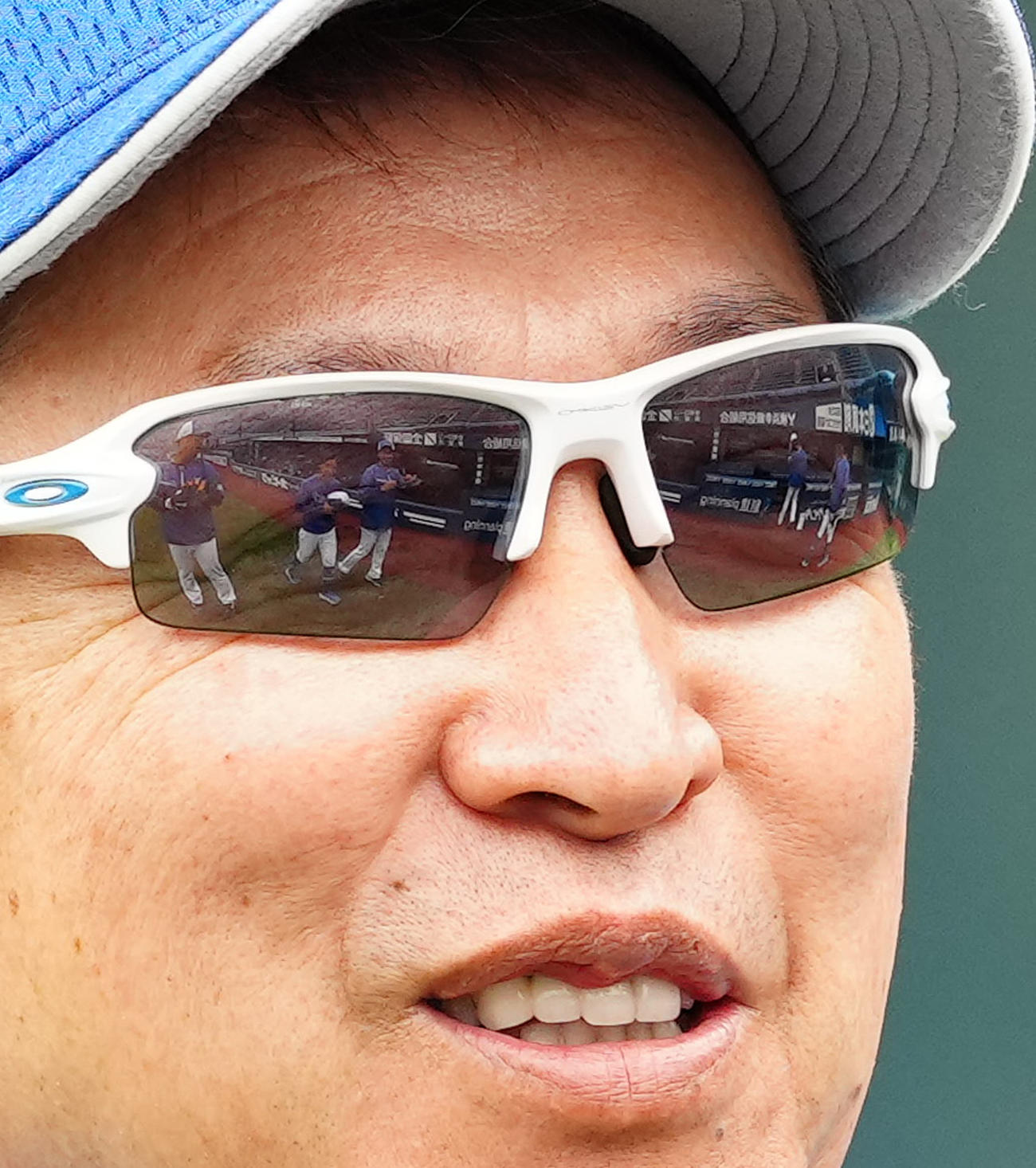 DeNA対中日　試合前練習中、選手たちからあいさつを受ける中日立浪監督（撮影・江口和貴）