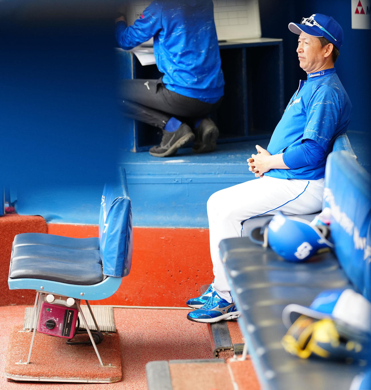 DeNA対中日　試合前、円陣で中日の選手たちに言葉をかけ、ベンチに座る立浪監督（撮影・江口和貴）