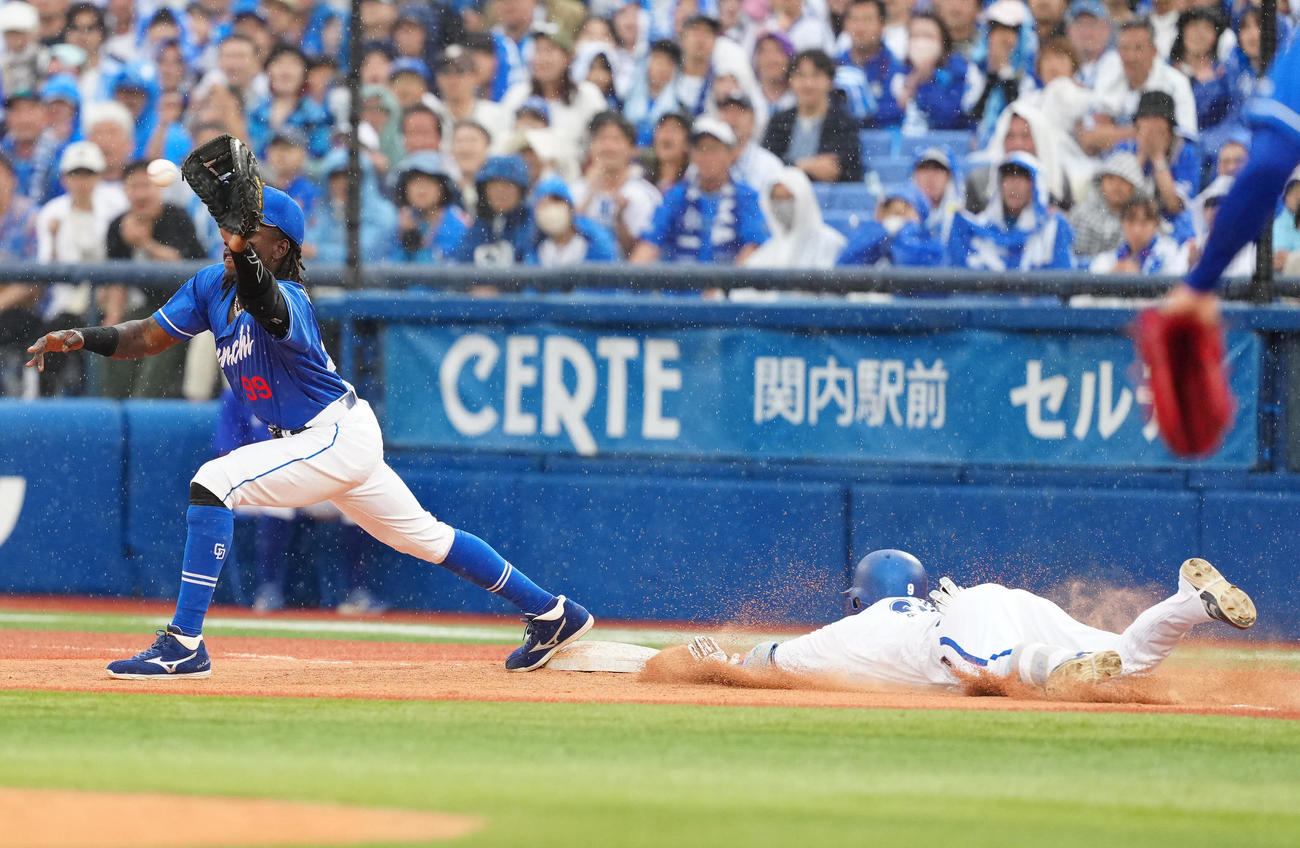DeNA対中日　8回裏DeNA1死一、二塁、併殺に倒れる大和（右）。左は一塁手カリステ（撮影・江口和貴）