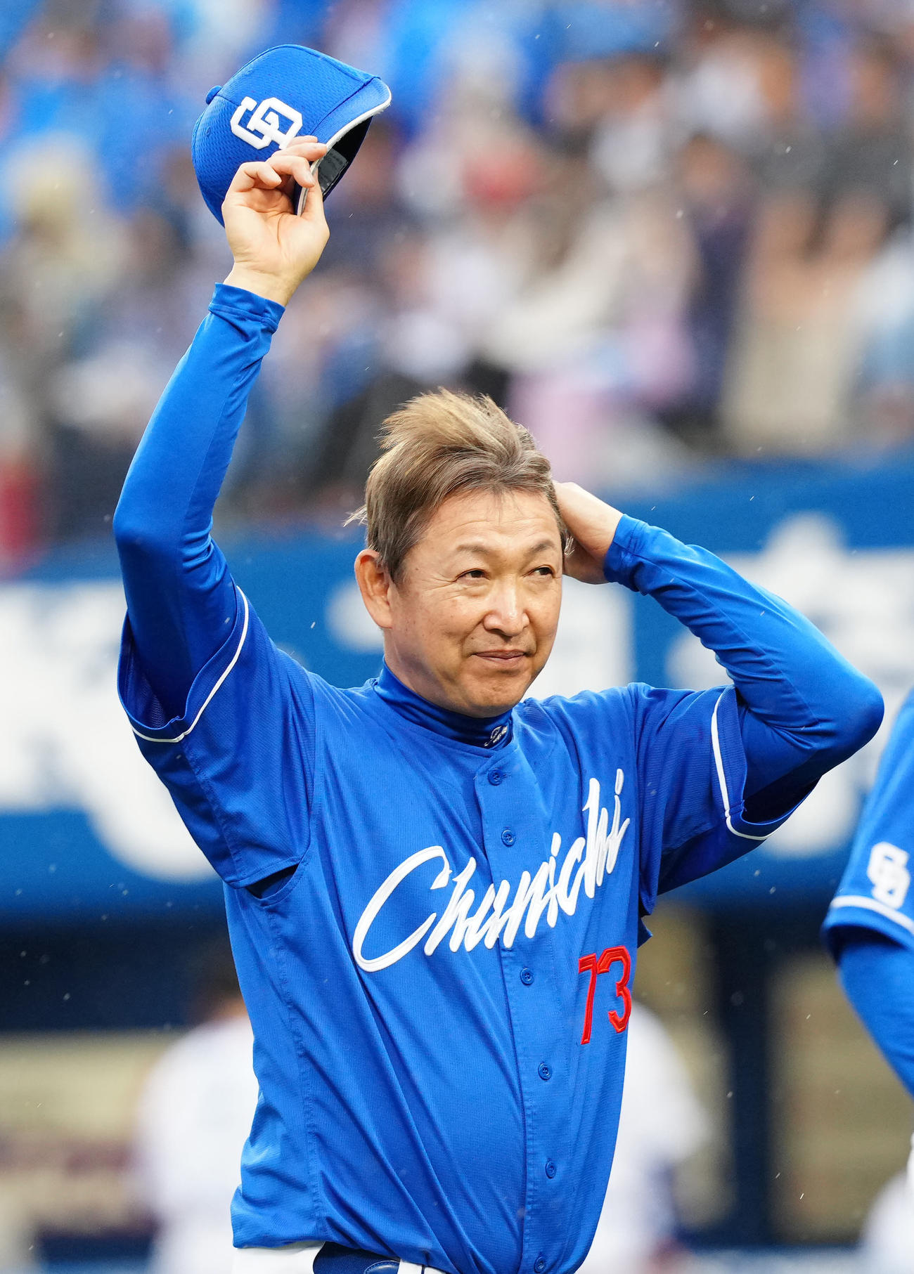 DeNA対中日　試合後、ファンにあいさつする中日立浪監督（撮影・江口和貴）