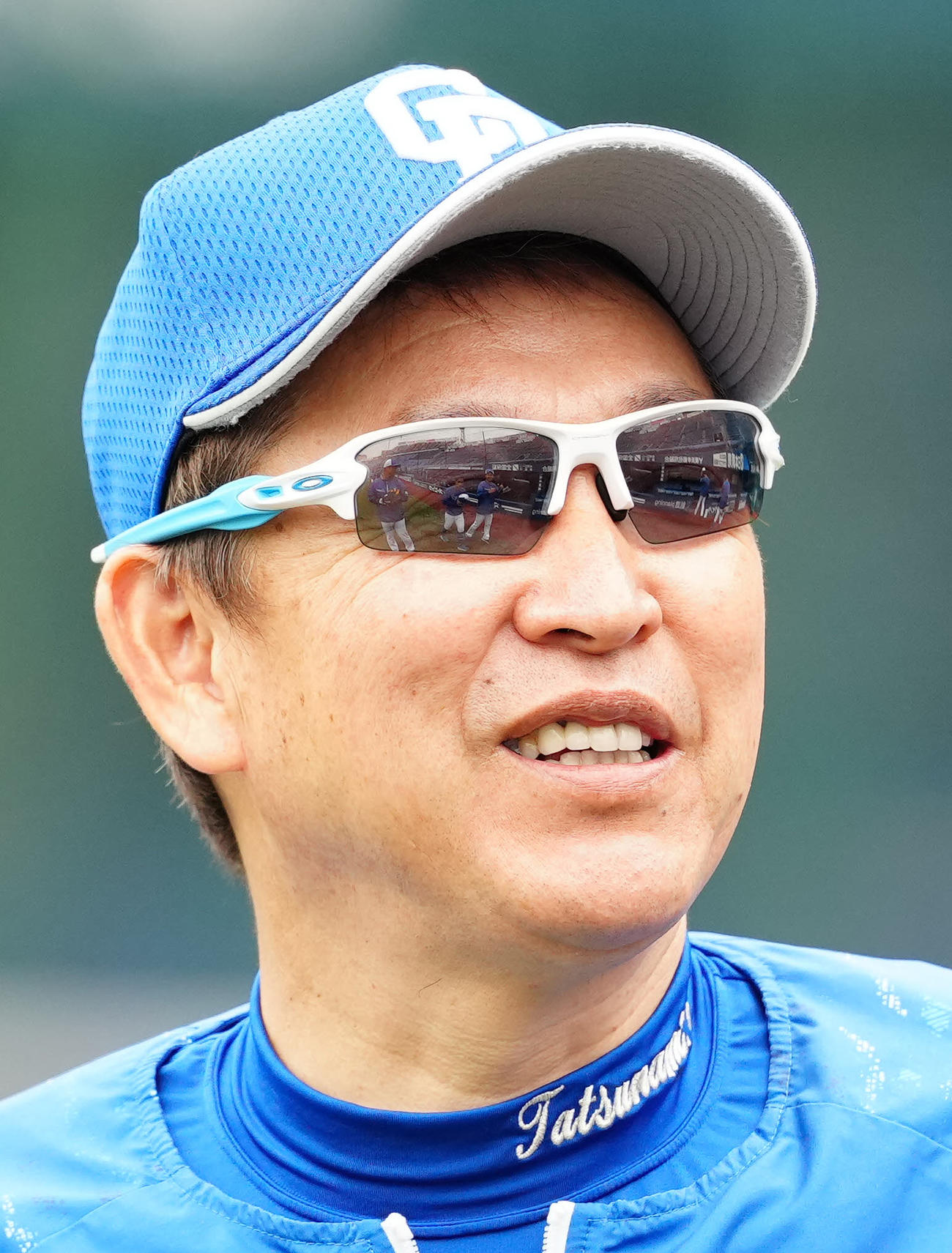 DeNA対中日　試合前練習中、選手たちからあいさつを受ける中日立浪監督（撮影・江口和貴）