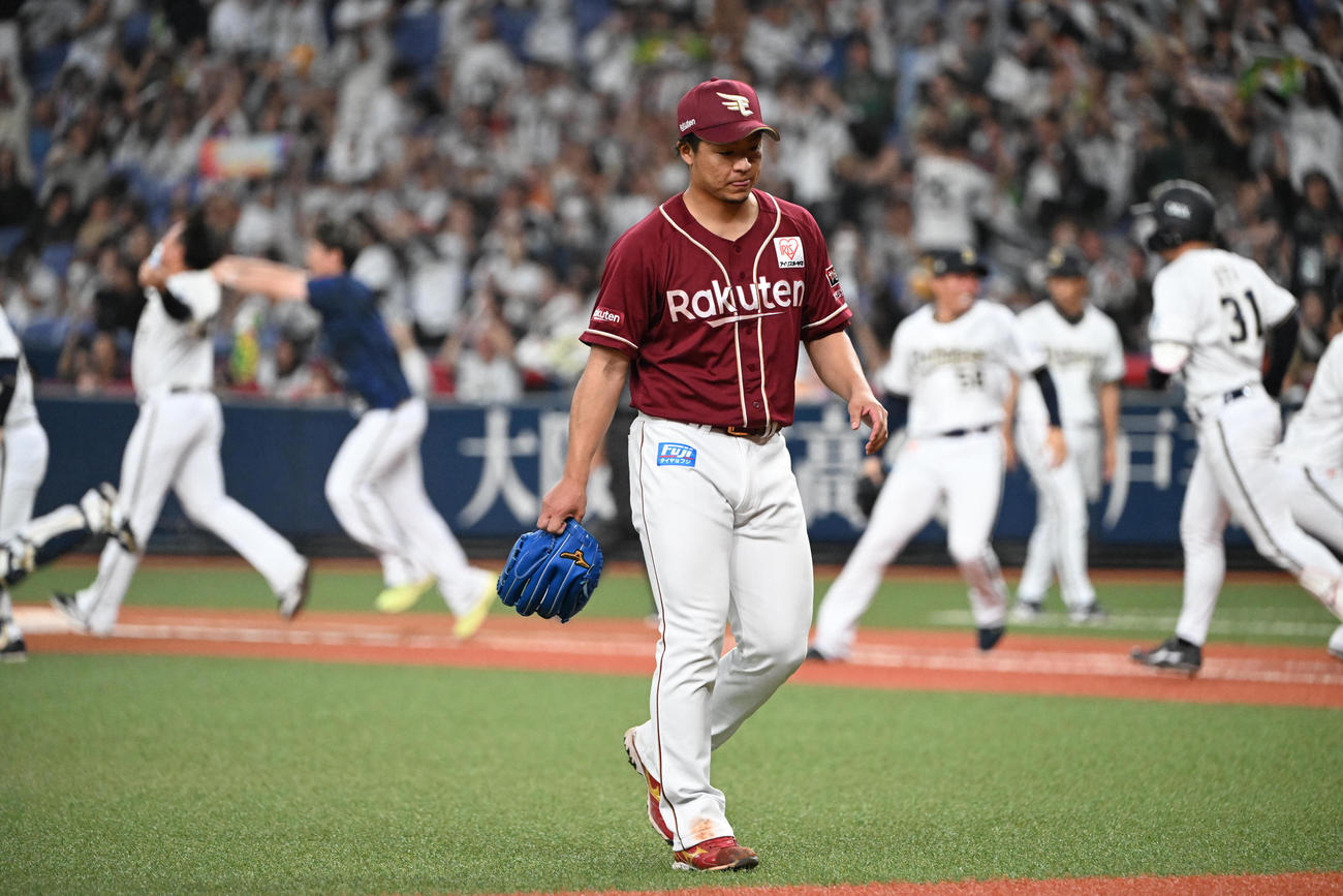 オリックス対楽天　10回裏オリックス2死一、三塁、宗にサヨナラ適時打を浴び肩を落とす酒居（撮影・和賀正仁）